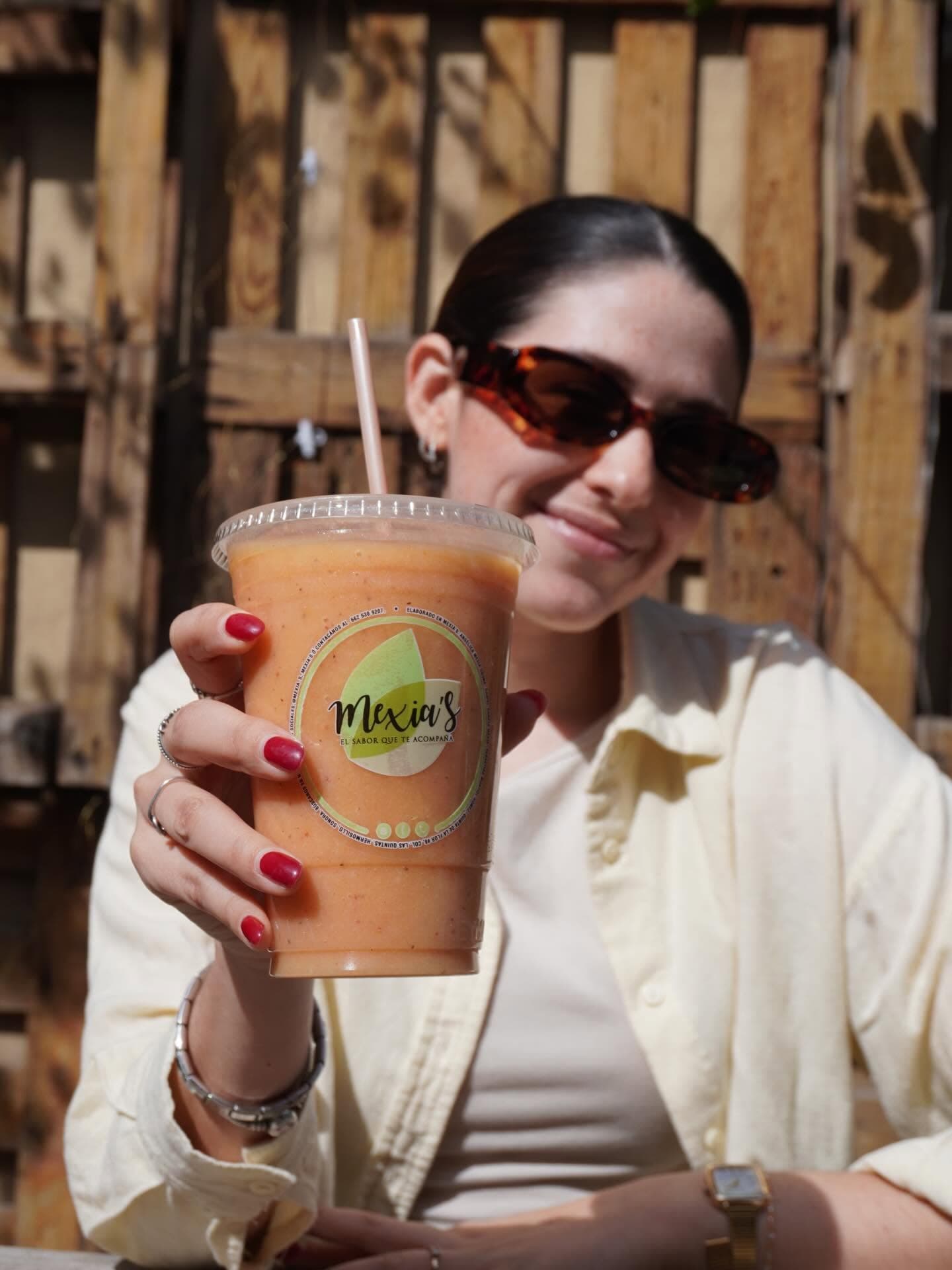 Clienta con smoothie de mango