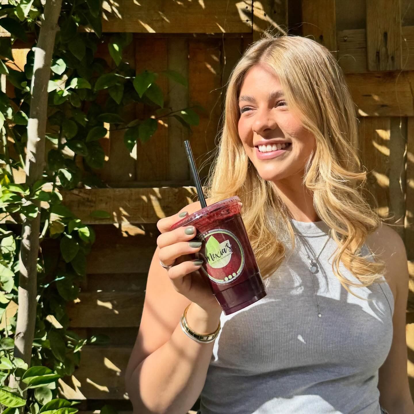 Clienta con smoothie morado